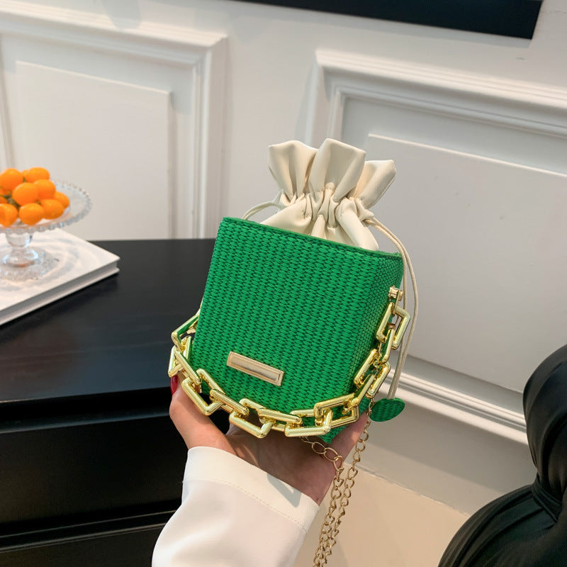 Damen Mini-Handtasche mit einzigartigem Kettenverzierung und klassischem Kordelzug