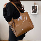 Damen elegante Handtasche aus hochwertigem Kunstleder mit verspieltem Anhänger