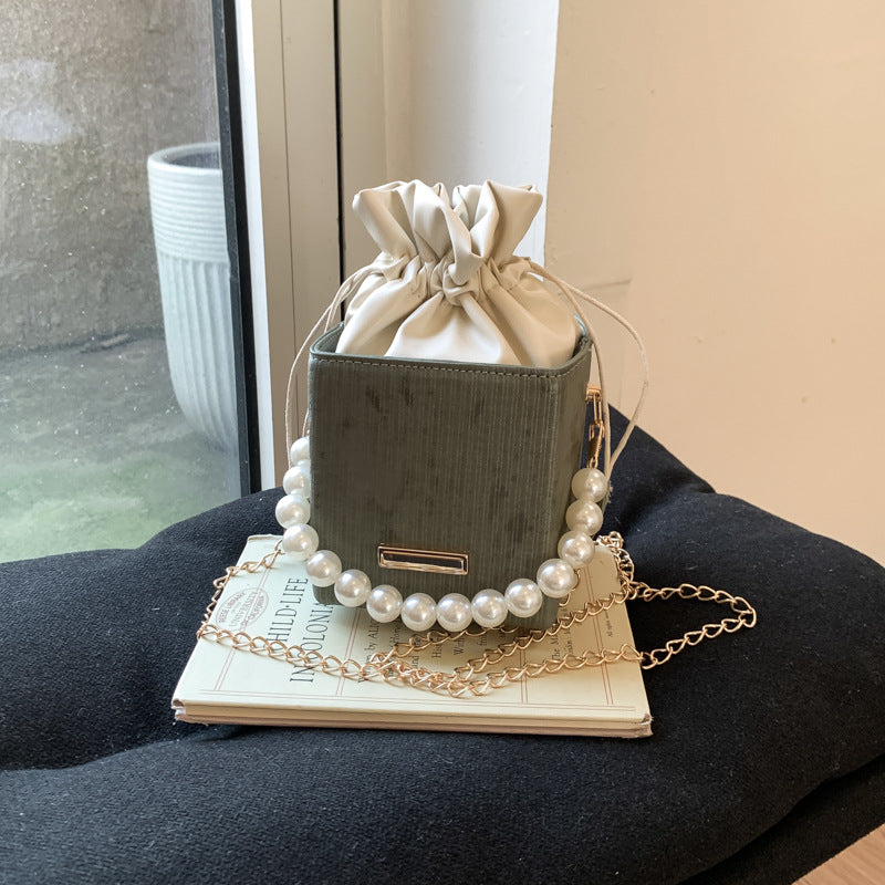 Damen stilvolle Mini-Handtasche mit Kordelzug und Perlenakzent