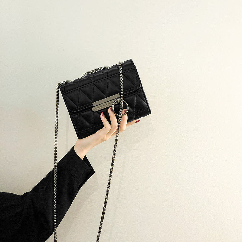 Damen Clutch mit eleganter Steppung und feinem Kettenriemen