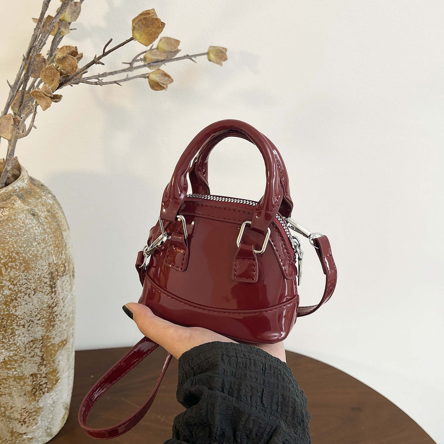 Damen Mini-Handtasche mit glänzender Oberfläche und modischem Reißverschluss