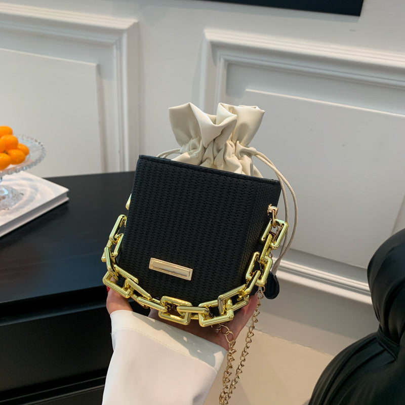 Damen Mini-Handtasche mit einzigartigem Kettenverzierung und klassischem Kordelzug