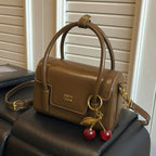 Damen Mini-Handtasche mit eleganter Struktur und charmantem Anhänger