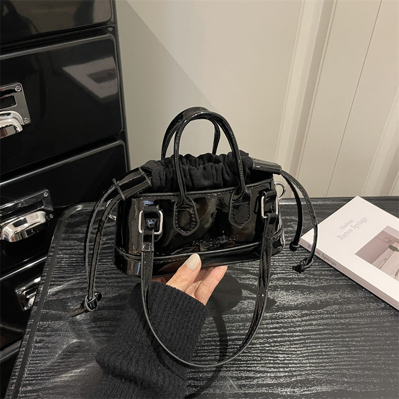 Damen Mini-Tasche mit verspieltem Kordelzug und glänzendem Finish