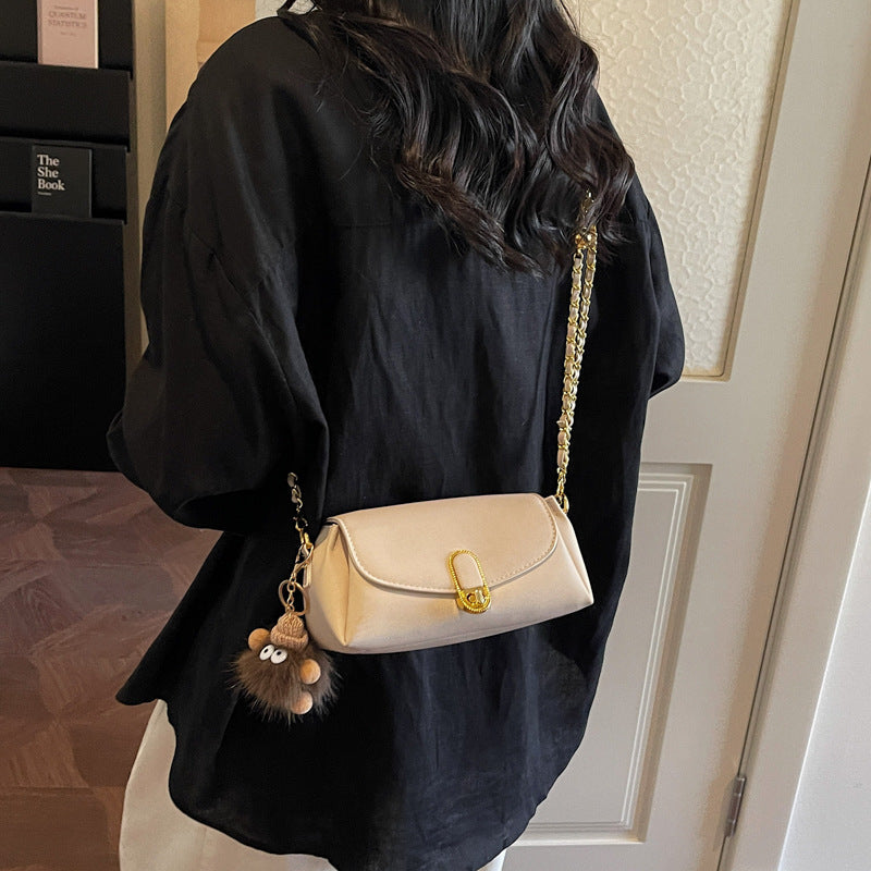 Damen Schultertasche mit dekorativem Anhänger und luxuriösem Kettenriemen