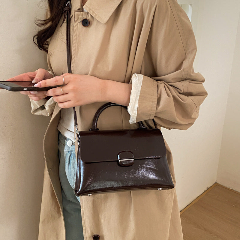 Damentasche mit strukturiertem Design und eleganter Verschluss