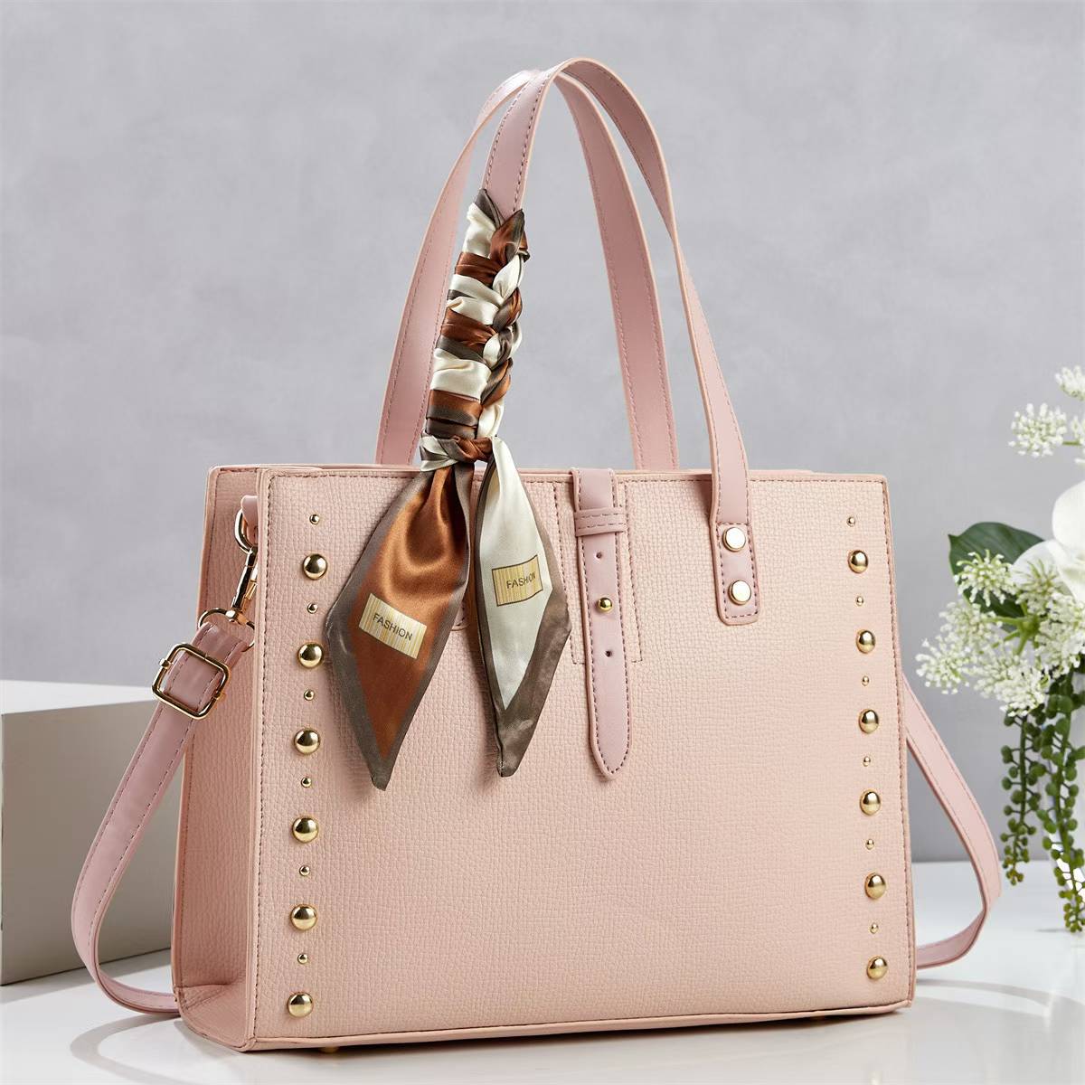 Damen elegante Tragetasche mit goldenen Nieten und modischem Schal