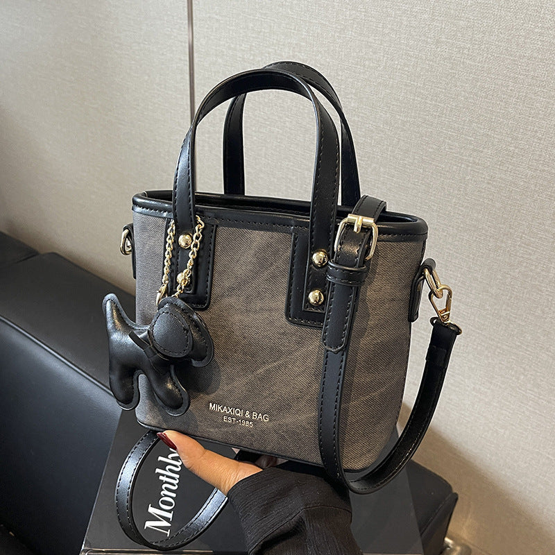 Damen Mini-Handtasche mit abnehmbarem Charm