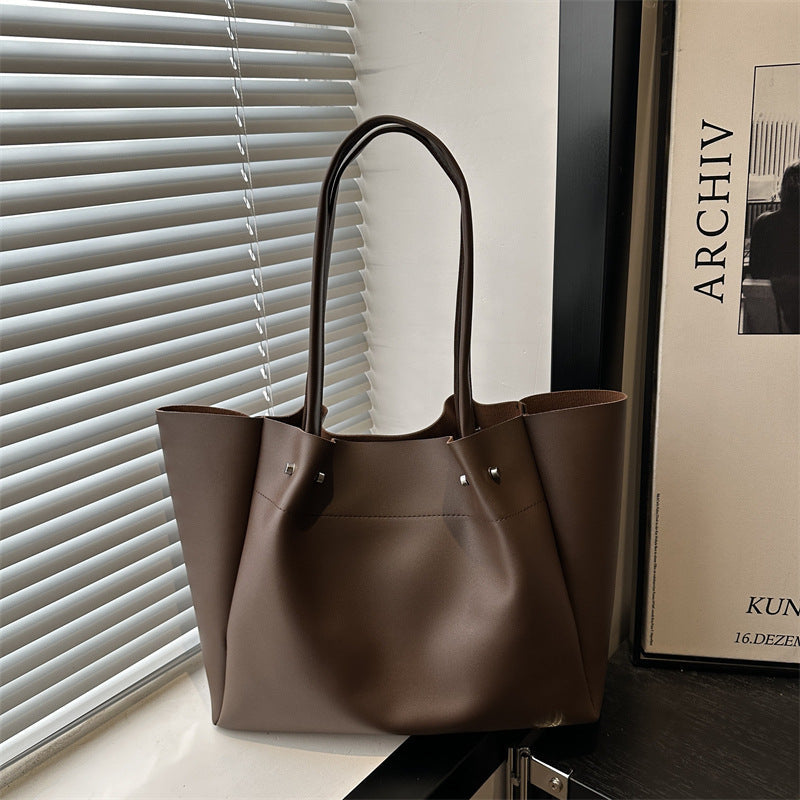 Damen-Umhängetasche mit elegantem minimalistischen Design und stabilen Tragegriffen
