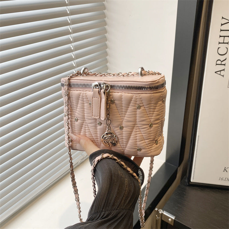 Damen Mini-Handtasche mit eleganter Steppung und Kettenanhänger