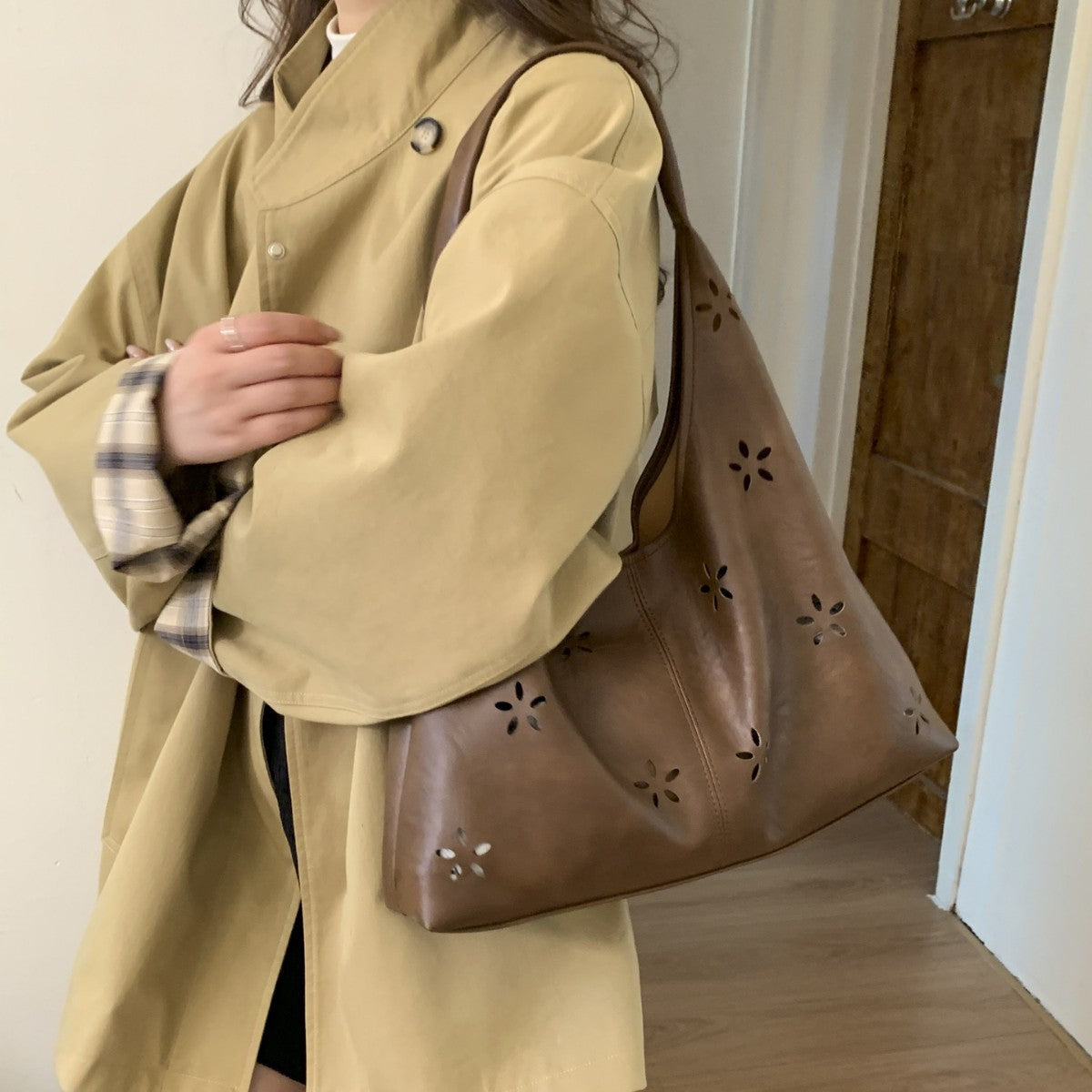 Damen Hobo Tasche mit floralem Design und praktischem Mini-Organizer