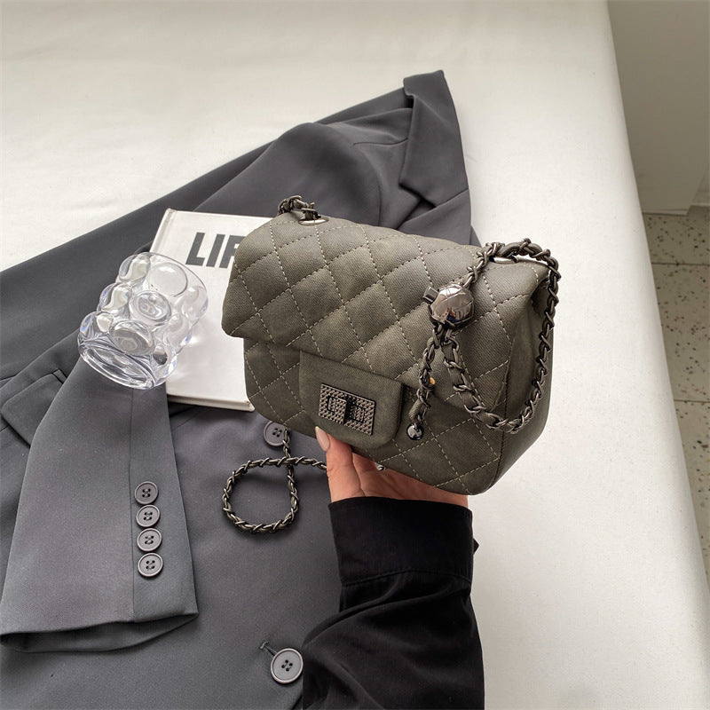 Damen Mini-Handtasche mit gepolstertem Design und elegantem Kettenriemen