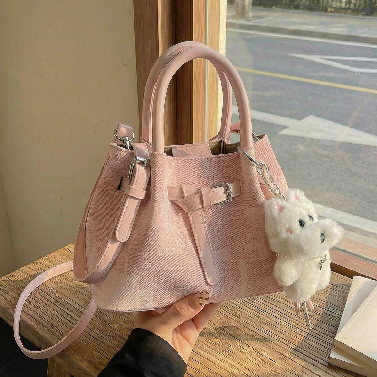 Damen Mini-Handtasche mit modernen Akzenten und praktischem Innenorganizer