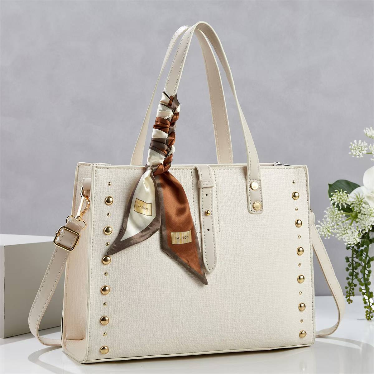 Damen elegante Tragetasche mit goldenen Nieten und modischem Schal