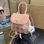 Damen Mini-Rucksack mit verspieltem Design und plüschigem Anhänger
