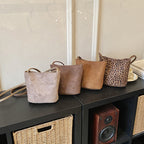 Damen Mini-Tasche aus weichem Wildleder mit verstellbarem Schultergurt