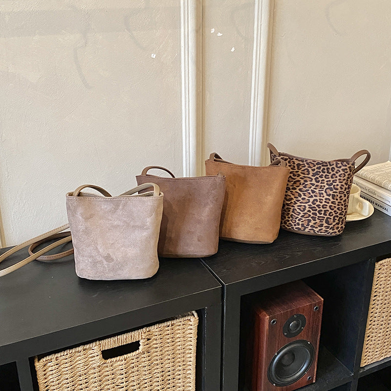 Damen Mini-Tasche aus weichem Wildleder mit verstellbarem Schultergurt