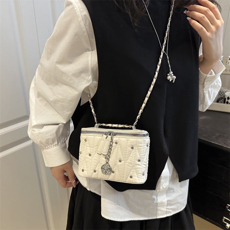 Damen Mini-Handtasche mit eleganter Steppung und Kettenanhänger