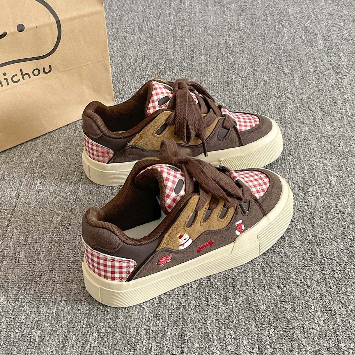 Feminine bequeme Sneakers im verspielten Design