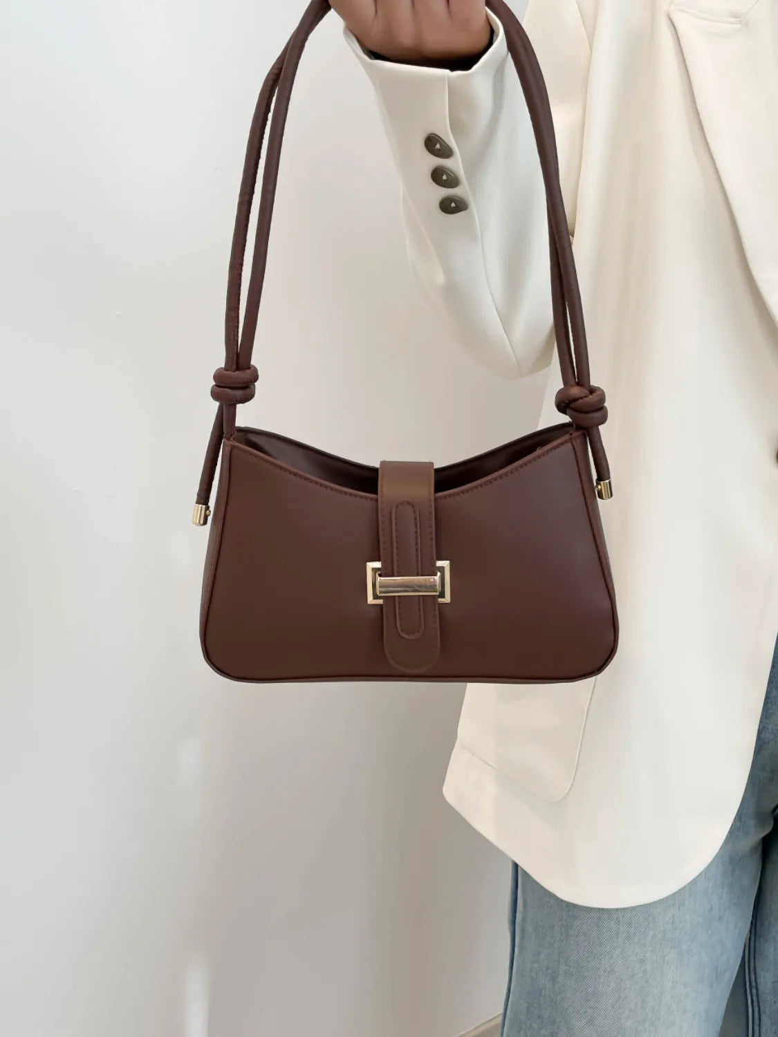 Klassische Schnallen-Schultertasche