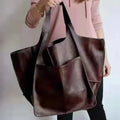 Essential Versatility von Clare - Urban Leder Tote Bag
